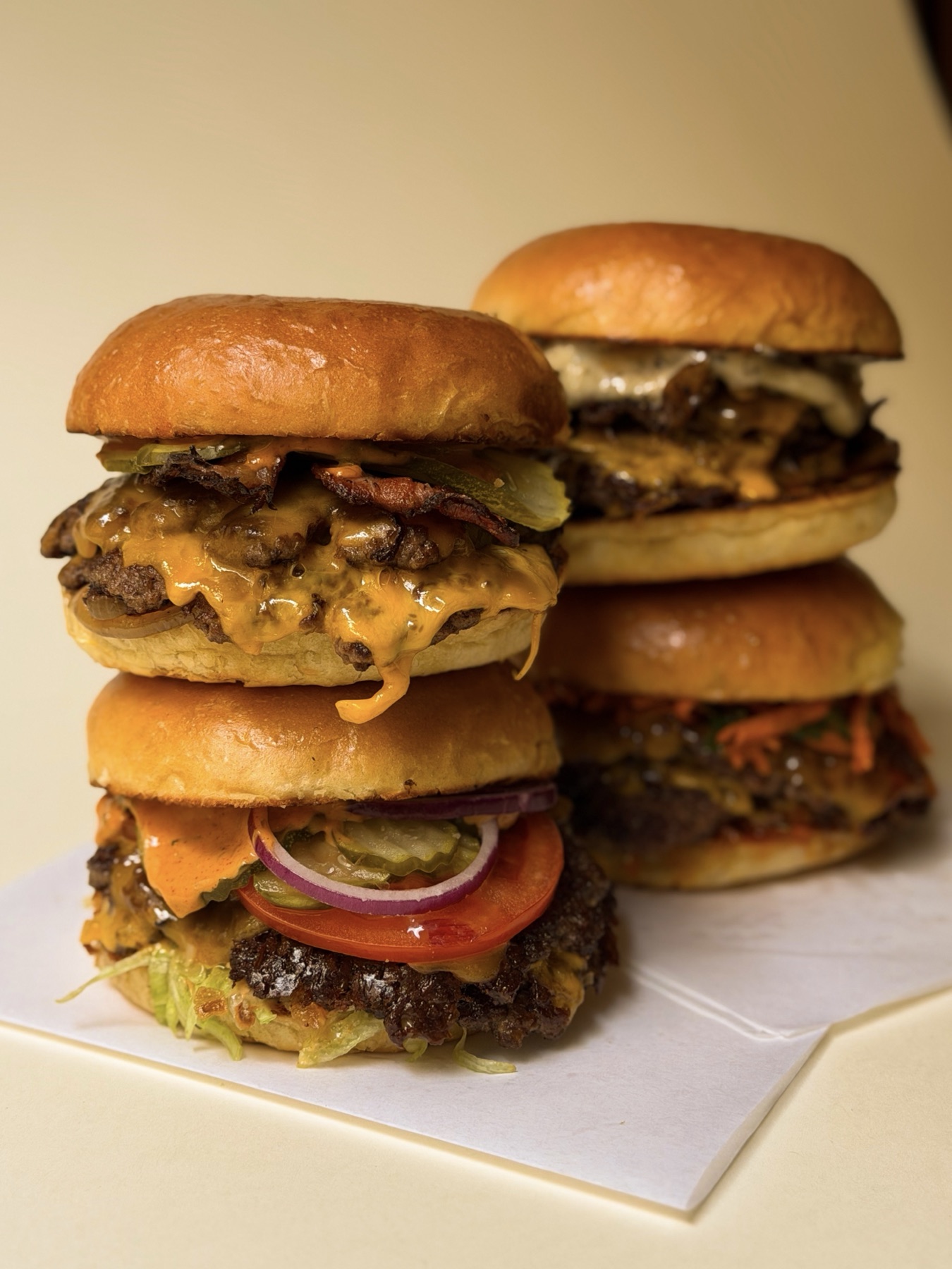 Stos czterech smashburgerów M22
